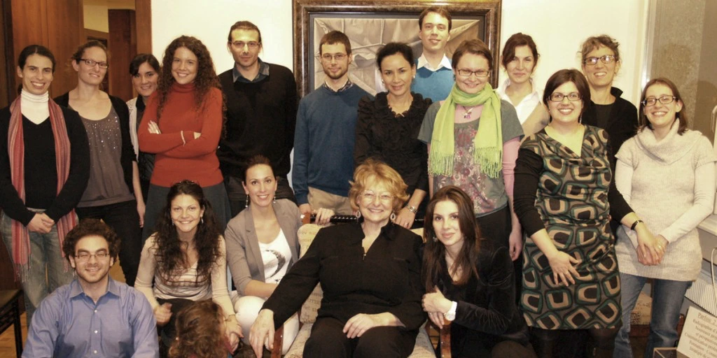Photo de Judith Varadi avec ses collaborateurs et élèves