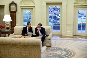 Photo de Barack Obama et Jon Favreau dans le Bureau ovale à la Maison Blanche