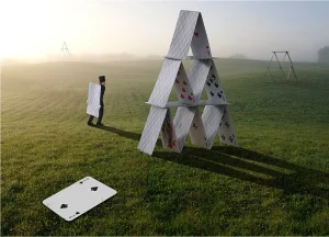 Image abstraite d'une pyramide de cartes sur un champ vert