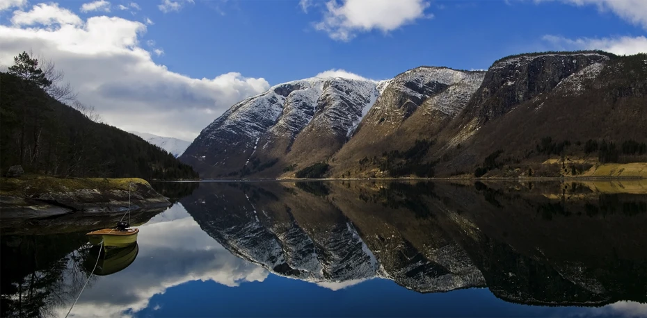 Image d'un lac avec des montagnes