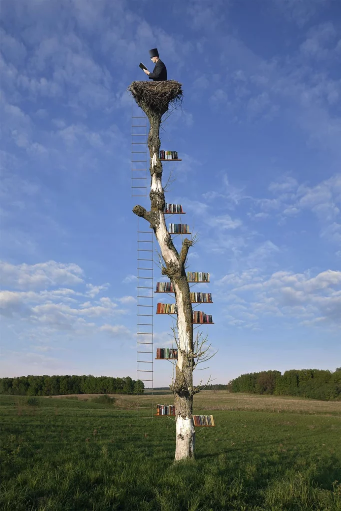 Image abstract d'un homme perché sur un arbre et tout en haut d'un nid sur un fond de verdure et un ciel bleu