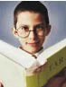 Image d'un enfant avec des lunettes qui lit un livre